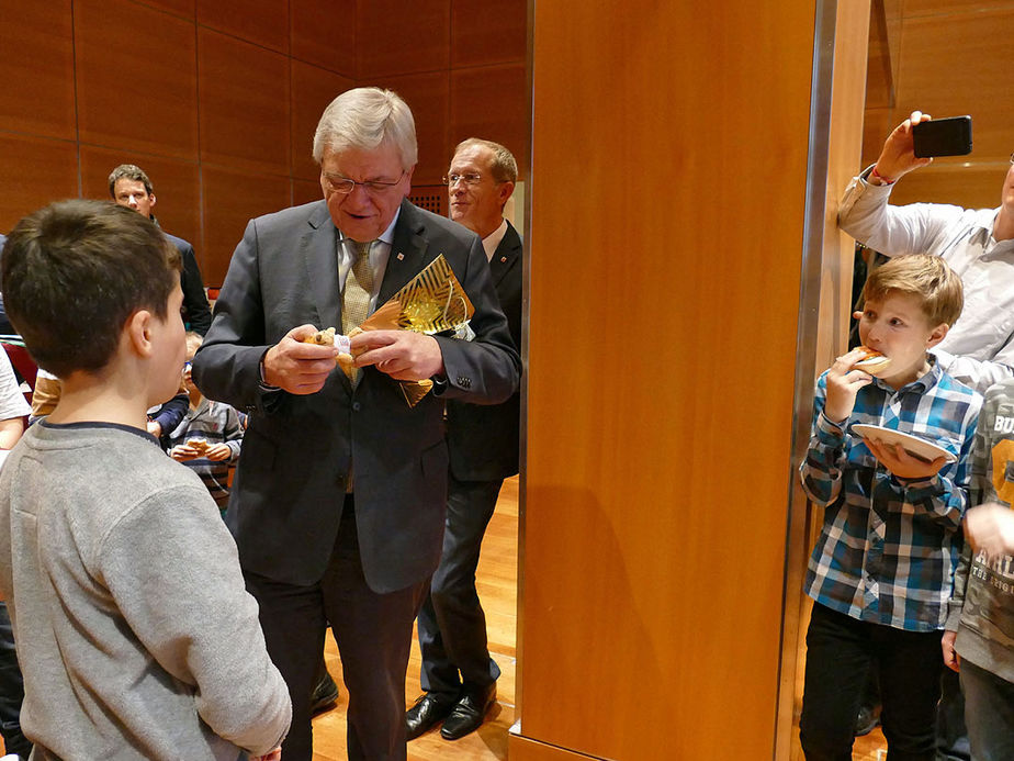 Naumburger Sternsinger zu Besuch beim Hessischen Ministerpräsidenten Volker Bouffier (Foto: Karl-Franz Thiede)